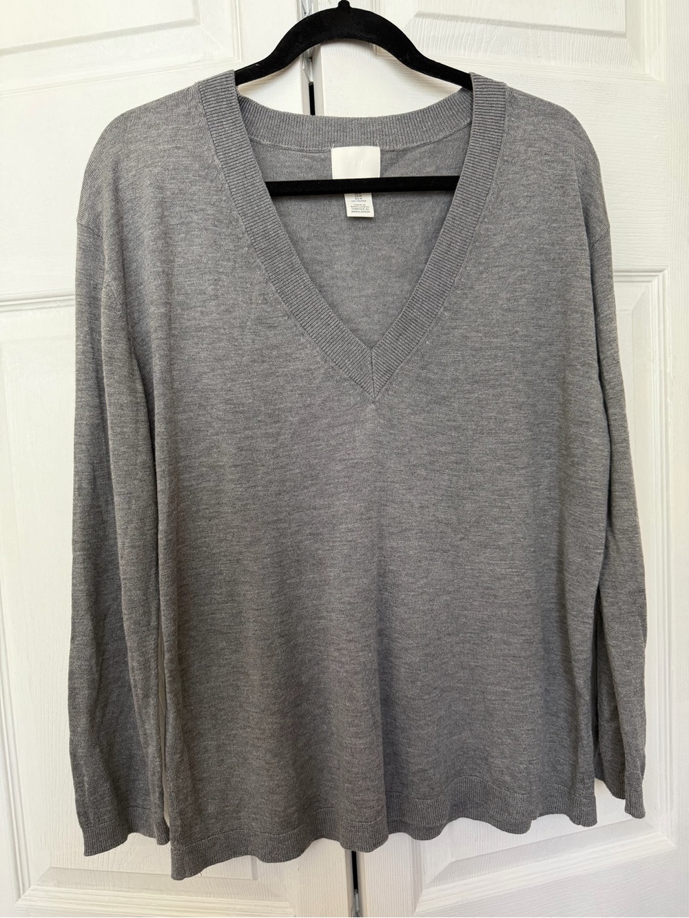 H&M Women’s Gray Solid Knit V-Neck Ribbed Trim Long Sleeve Pullover Sweater M